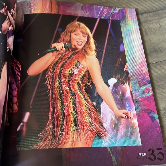 Taylor Swift Reputation Official Tour Book - Picture 5 of 8